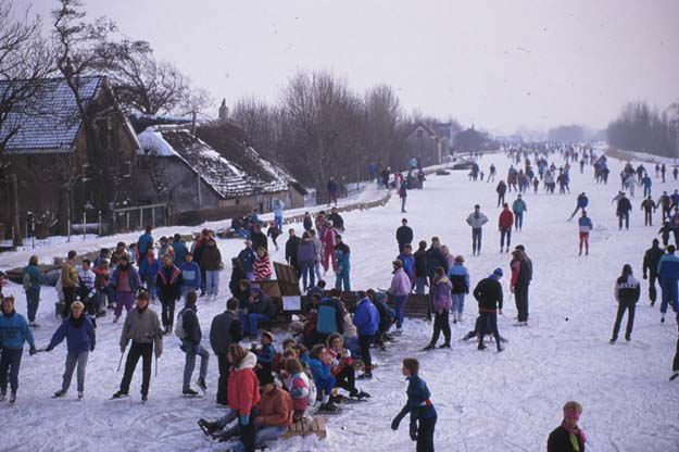 Schaatsen Schipluiden 1990/1991 - vanaf de Trambrug richting Vlaardingen.